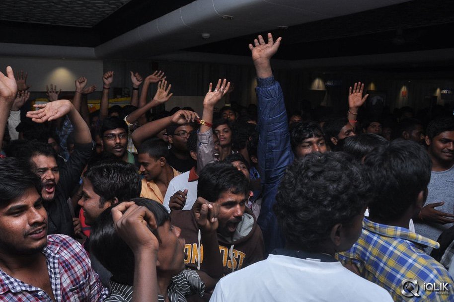 Mukunda-Movie-Hungama-at-Sandhya-Theatre